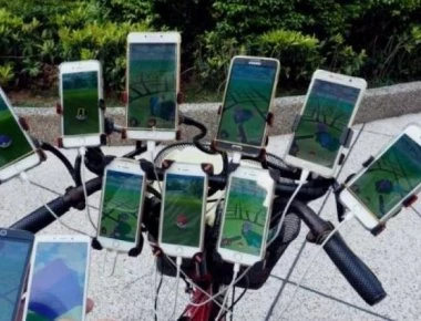 Μυθικός παππούς παίζει Pokemon Go με 11 κινητά (φωτο)